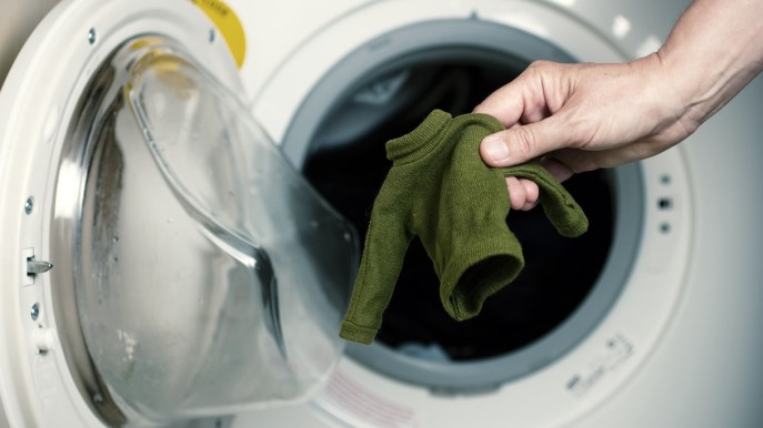 Vestiti ristretti in lavatrice: l’astuzia per recuperarli