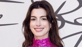 Anne Hathaway da Valentino: il mini dress scintillante è un capolavoro