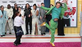 Brad Pitt torna al cinema con Bullet Train: i look eccentrici alle premiere