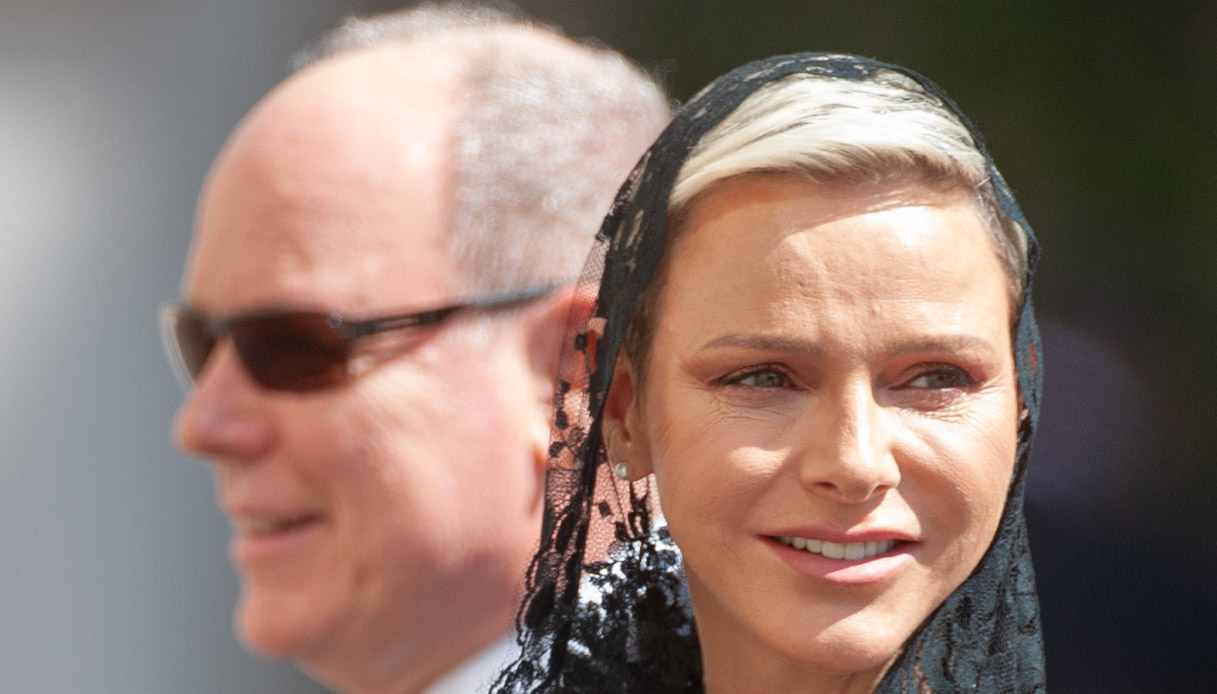 Charlene di Monaco in nero dal Papa: l’errore fatale delle spalle scoperte