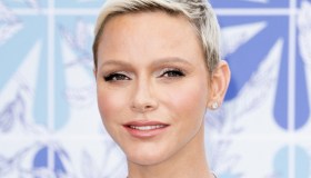 Charlene di Monaco al Gala della Croce Rossa: l’abito è sospetto. E sorride ad Alberto