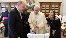 Charlene di Monaco in Vaticano: il look proibito che infrange le regole