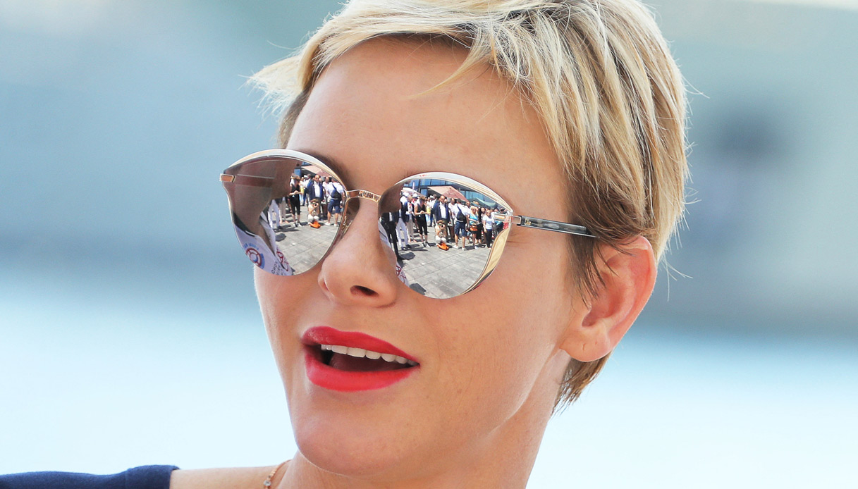 Charlene di Monaco si sbarazza di Alberto e infiamma la spiaggia