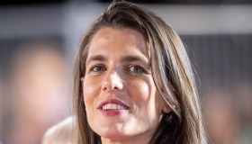 Charlotte Casiraghi sfida Charlene di Monaco, l’abito svela la lingerie e lascia senza fiato