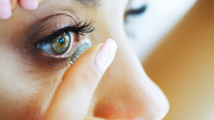 Cheratite, i rischi del bagno per la cornea in chi porta lenti a contatto