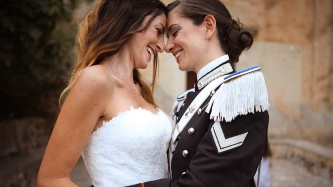 “La forza dell’amore”. Elena e Claudia, la carabiniera e la compagna finalmente spose