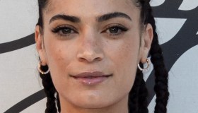 Elodie in Puglia, abito in maglia e capelli mossi su Instagram: il look selvaggio da copiare