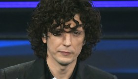 Ermal Meta su Instagram: “Mi si gonfiano varie parti del viso e della testa”. Come sta