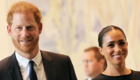 Harry e Meghan all’ONU sempre più uniti. Ma il look di lei fa discutere