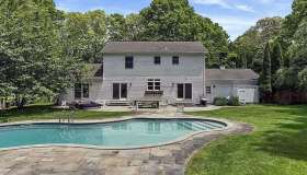 Bradley Cooper, la (presunta) nuova fiamma Huma Abedin affitta la sua magnifica villa