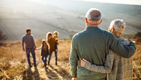 Due nonni che guardano la famiglia