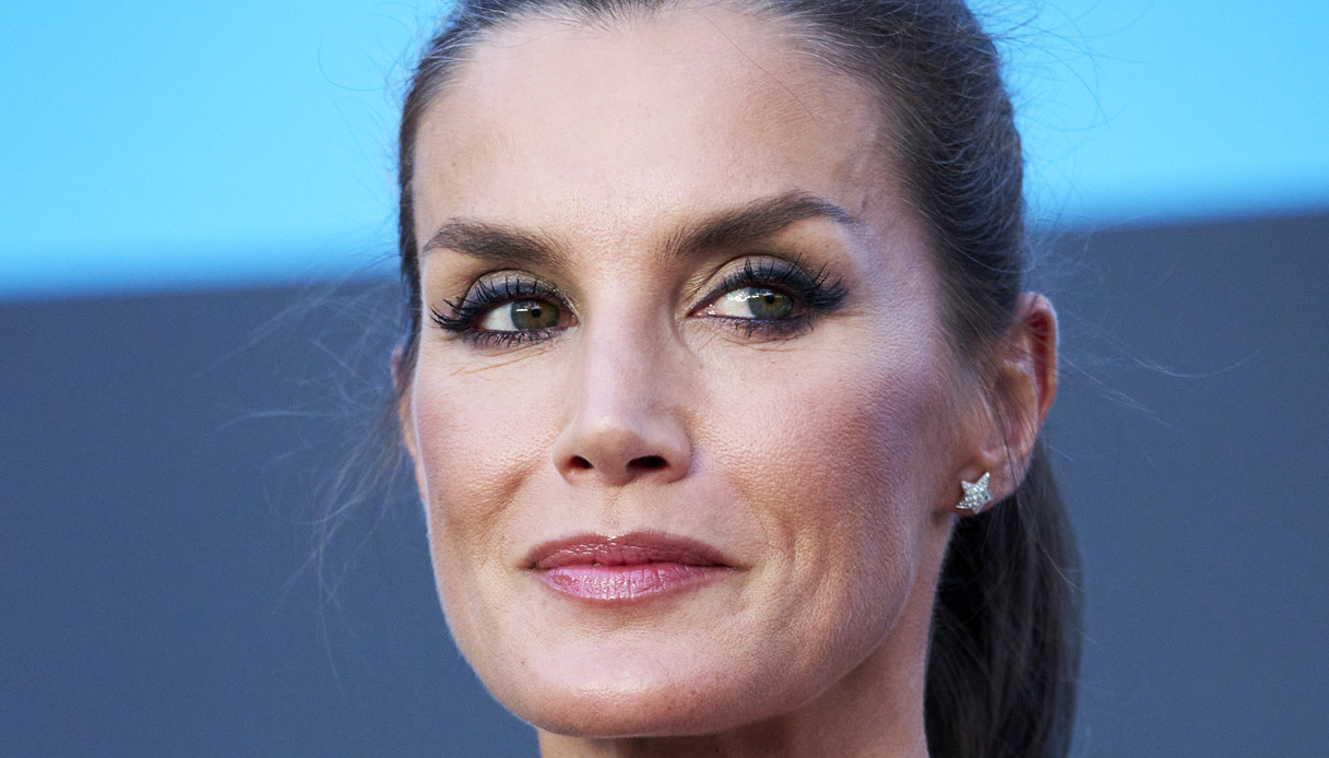 Letizia di Spagna scopre le spalle e seduce: abito lunare con diamanti