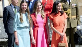 Letizia di Spagna, il suo è il look vitaminico dell’estate. E le figlie la copiano