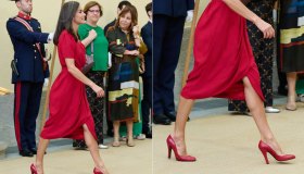 Letizia di Spagna in rosso: scarpe di 10 anni fa e orecchini sempre uguali