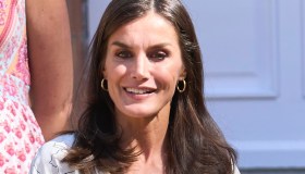 Letizia di Spagna rispolvera le immancabili zeppe. Ma l’abito bianco da 399 euro non le dona