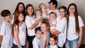 Britni Church con tutti i suoi figli, in posa