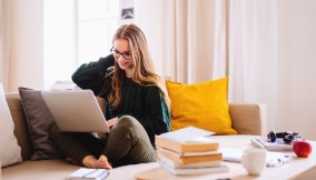 ragazza che sceglie università