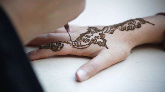 Tatuaggi temporanei: tutti i consigli per farli a casa con l’henné