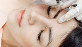 Trucco semipermanente: cos’è e come funziona su occhi, labbra e sopracciglia