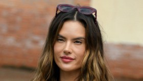 Alessandra Ambrosio sceglie la sensualità del pizzo: il look total white a Venezia