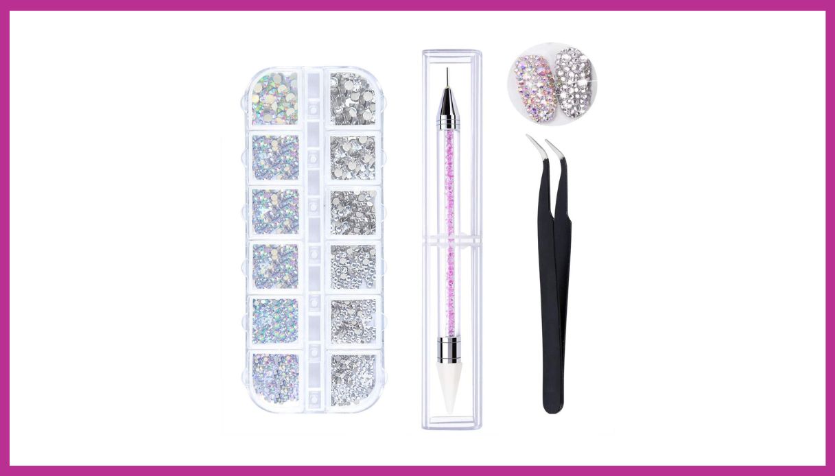scatola con brillantini adesivi di varie dimensioni, applicatole, pinzette lunghe e immagine di unghie