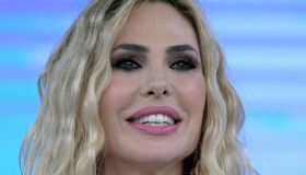 Ilary Blasi reinventa il trend dell’estate. E la camicia sul bikini diventa sensuale