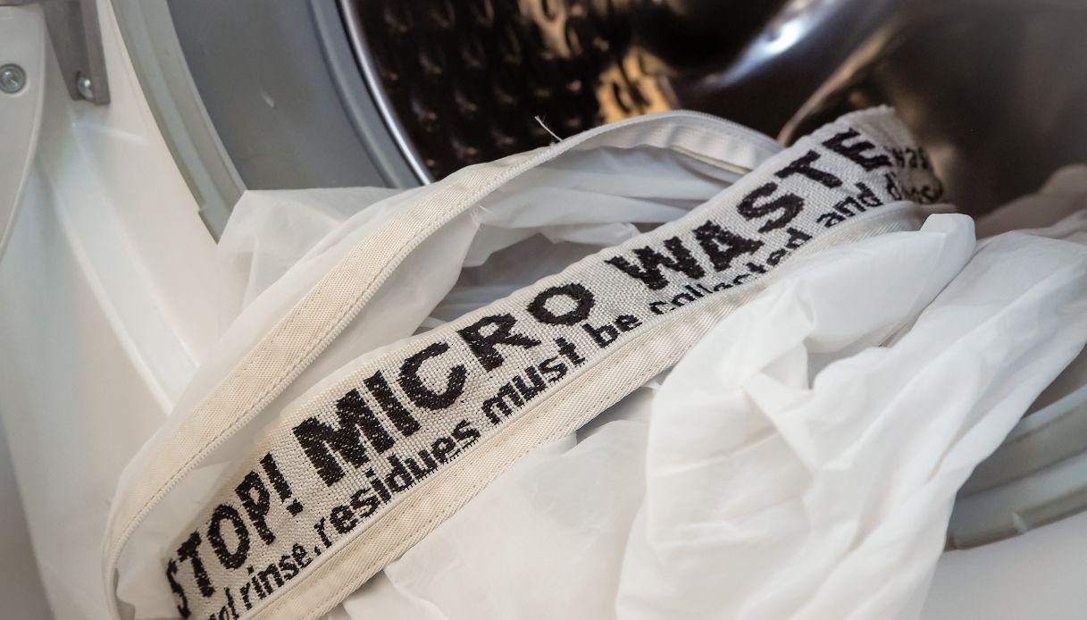 Microplastiche e lavatrice: come ridurre la plastica nel bucato