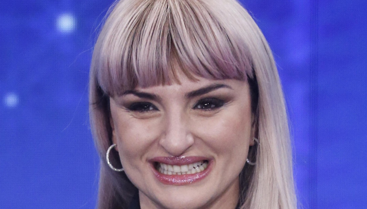 Arisa stravolge il suo look: su Instagram mostra la nuova chioma biondo platino
