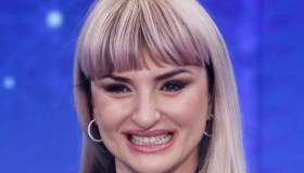 Arisa stravolge il suo look: su Instagram mostra la nuova chioma biondo platino