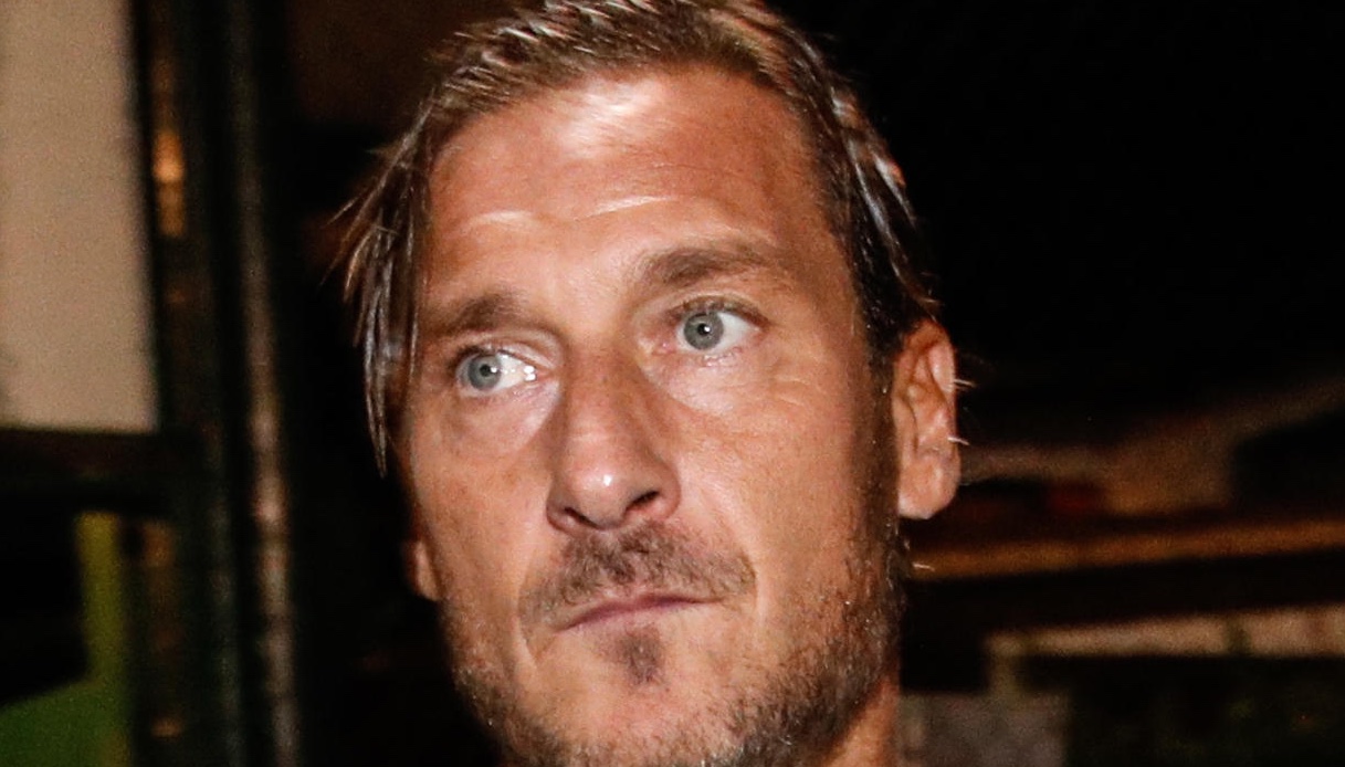 “Francesco Totti fugge da Roma e da Ilary”. Dove si trova e perché non è un caso