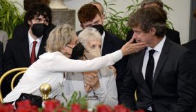 Funerali di Piero Angela, la tenerezza della moglie Margherita