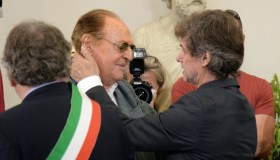 Folla ai funerali di Piero Angela, il tenero addio della sua Margherita (e di tutti noi)