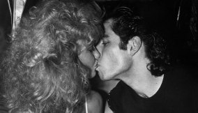 Il bacio tra John Travolta e Olivia Newton-John alla premiere di Grease