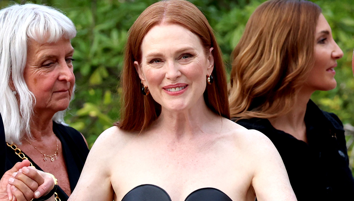 Festival di Venezia, Julianne Moore: primo scivolone di stile con l’abito bustier