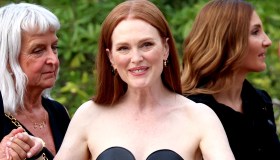 Festival di Venezia, Julianne Moore: primo scivolone di stile con l’abito bustier