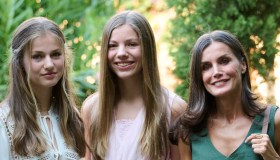 Letizia di Spagna, l’estate di Leonor e Sofia (sempre più simili a lei)