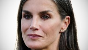 Letizia di Spagna, top e maxi gonna esclusiva. Ma le figlie hanno qualcosa in più