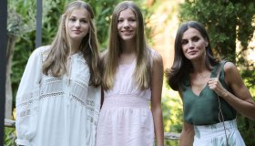 Letizia di Spagna, i mini dress delle figlie fanno tendenza