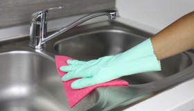 Calcare e aloni sul lavello: i trucchi infallibili per lucidarlo