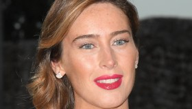 Maria Elena Boschi cede al corsetto: in bianco è una diva d’altri tempi