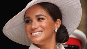 Meghan Markle, la canottiera bianca da meno di 50 euro per il debutto del suo podcast
