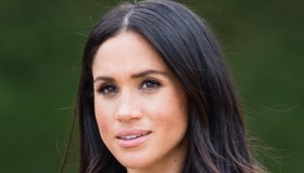 Meghan debutta col nuovo podcast: la Famiglia Reale nel mirino