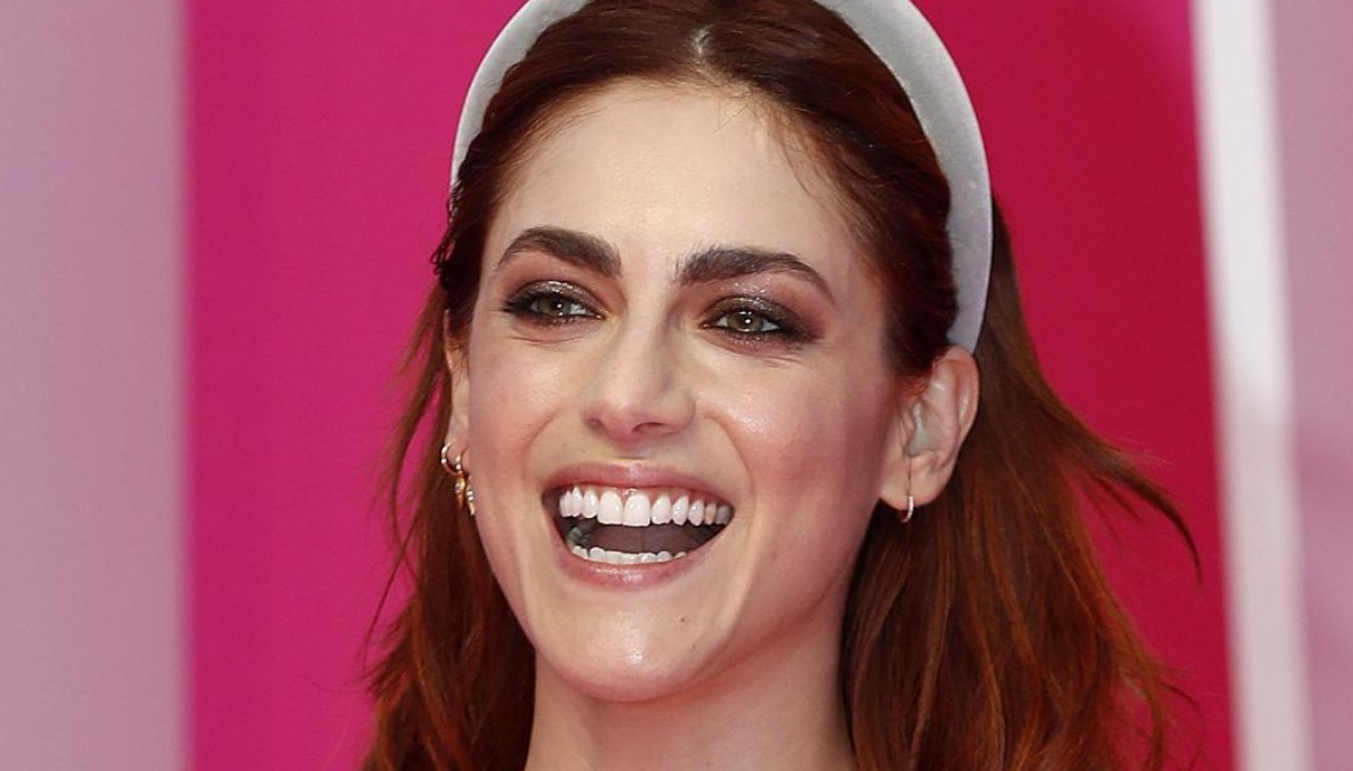 Miriam Leone: “Ora vivo a colori”. E seduce col crop top proibito