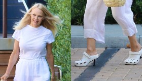 Pamela Anderson fa discutere: look bianco e ciabatte col tacco (da 600 dollari)