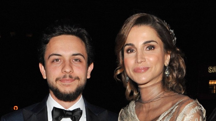 Rania di Giordania, il Principe Hussein si fidanza: nozze in vista con la bellissima Rajwa