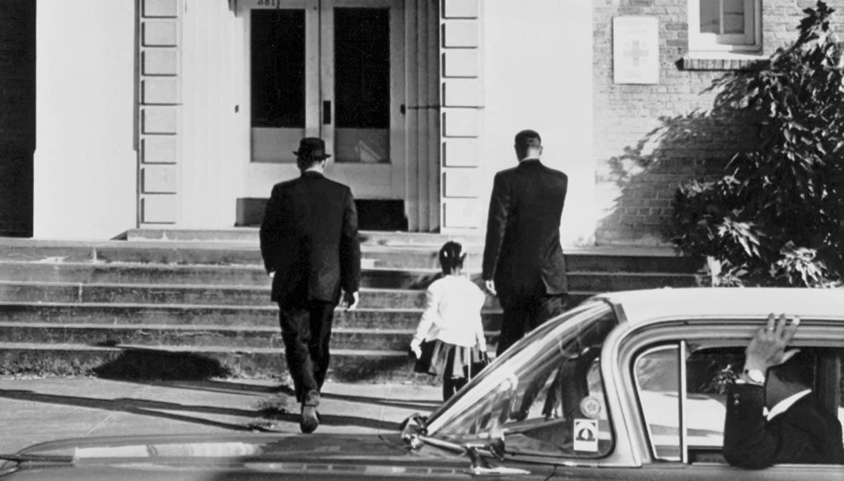 Ruby Bridges all'ingresso della scuola