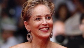 Sharon Stone, mollata per “colpa” delle rughe: la bellezza di accettarsi