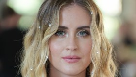 Valentina Ferragni, il minidress con tagli “strategici” è perfetto per le sere d’estate