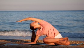 Yoga in estate, gli esercizi (anti-caldo) spiegati dalle esperte per restare in forma