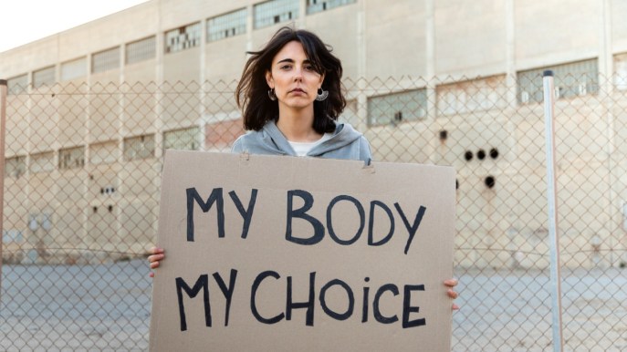 L’aborto non è un reato, ma in Italia viene trattato come tale